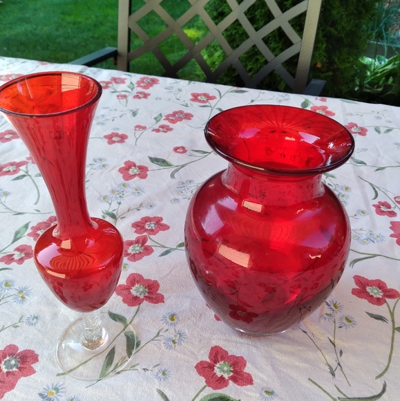 Unknown Other - Red glass bud vase & Curved glass vase